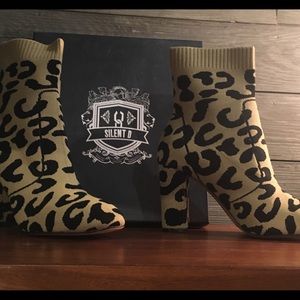 Silent D booties Size Euro 40